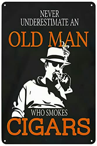 Vintage Metallschilder Never Underestimate Old Man Smokes Cigars Poster, lustiges Zitat, Blechschild, Wandkunst, Dekorschild für Zuhause, Bar, Pub, Club, Lounge, Zimmer, Männerhöhle, 30,5 x 20,3 cm