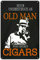 Vintage Metallschilder Never Underestimate Old Man Smokes Cigars Poster, lustiges Zitat, Blechschild, Wandkunst, Dekorschild für Zuhause, Bar, Pub, Club, Lounge, Zimmer, Männerhöhle, 30,5 x 20,3 cm