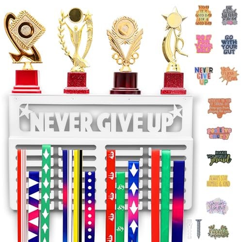 BELLE VOUS Weißer Medaillenaufhänger mit Trophäenablage, Wandmontage, Medaillenhalter, Ausstellungsregal – nie aufgeben, Regal für Sport-/Rennmedaillen, Auszeichnungen und Bänder
