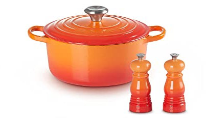 LE CREUSET Signature Enamelled Cast Iron Round Casserole Dish With Lid + Le Creuset MG510-2 Classic Salt & Pepper Mill Set, Personal Use, Chip-resistant ABS Plastic, Anti-Corrosion, 11 cm, Volcanic