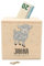 Muckelmeister Spardose Kinder Personalisiert mit Namen aus Holz - 10x10x10cm - Spardose mit Schloss und Schlüssel - Taufgeschenke für Mädchen und Jungen - originelle Geschenke zur Geburt - Schaf
