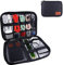 OrgaWise Bolsa Cables de Viaje Electrónico Organizador de Cable para Cargador, Cables, Objetos, Kindle, Adaptadores, Tarjetas de Memoria (Negro-02)