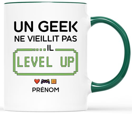 𝗖𝗔𝗗𝗘𝗔𝗨 𝗣𝗟𝗨𝗦 Mug Personnalisé Prénom - Mug Un Geek Ne Vieillit Pas Il Level Up - Cadeau Anniversaire Personnalisé, Cadeau Humour Âge, Mug Anniversaire Amusant