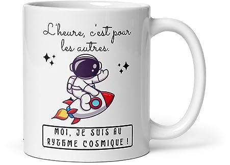 Mug Humoristique Retard Cosmique - Idée Cadeau Originale pour Femme et Homme, Collègue de Bureau, Amis ou stagiaire Retardataire - mugs et tasses à Café en céramique Personnalisés Drôle – 325 ml