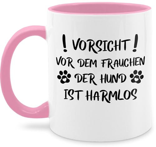 Tasse Tassen 325ml - Statement Sprüche - Vorsicht vor dem Frauchen der Hund ist harmlos - Pfoten - Schwarz - 325 ml - Rosa - kaffeetasse mit hunde spruchtasse sarkasmus und teetasse