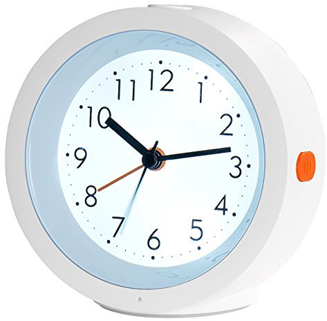 infactory Wecker leise: Analoger Quarz-Wecker, geräuschlos, Nachtlicht, Licht-Sensor, Akku (Reisewecker analog, absolut geräuschloser, LED Uhr mit Batteriebetrieb)