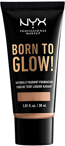 NYX Professional Makeup Born to Glow Radiant Foundation, Schillerndes Finish, Aufbaufähige mittlere Deckkraft, Vegane Formel, Farbton: Soft Beige