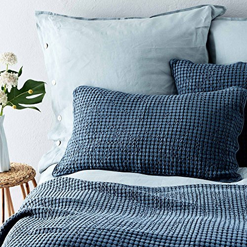 URBANARA Veiros Tagesdecke 220x240 cm I 100% Baumwolle Made in Portugal Waffelpique Nachhaltig & Weich I Sofa Bett-Überwurf Couchdecke Wohndecke Kuscheldecke Plaid Bedspread Oeko Tex 100 I Blaugrau