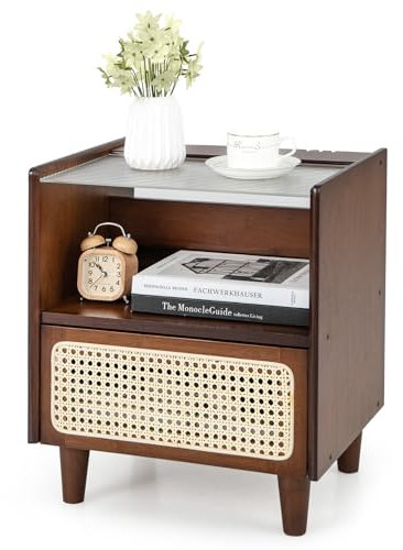 GIANTEX Nachttisch aus Bambus, Nachtschrank mit Rattan-Schublade & offenem Fach, Beistelltisch mit Glastischplatte, Sofatisch Holz Vintage, Nachtkommode mit Kabelführungsschlitzen, 43x35x50 cm, braun