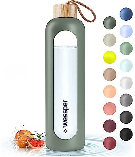 Wessper Trinkflasche Glas mit Silikonhülle, Wasserflasche mit Zeitmarkierungen, Transparente Wasserflasche aus Borosilikat Glas, Berwachung Ihrer täglichen Wasseraufnahme 1L – Olive