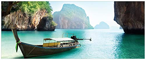 Wallario Glasbild Fischerboot in Thailand blaues Meer und Steinfelsen - 50 x 125 cm Wandbilder Glas in Premium-Qualität: Brillante Farben, freischwebende Optik