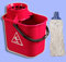 Secchio in Plastica 14lt con strizzino + 1 mop, ideale per pulire i pavimenti con comodo alloggiamento ferma manico, per mop e mocio con strizzatore - Midor (Rosso)