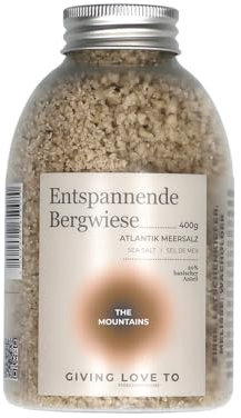 GIVING LOVE TO Badesalz “Entspannende Bergwiese  – Regeneratives Meersalzbad mit ätherischen Ölen (Zirbe, Latschenkiefer, Melisse, Wacholder), 400g – Ruhe & Entspannung