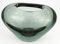 Holmegaard Hjertevase Vase des Herzens - Glas entworfen von Sidse Werner Dänemark 1985 - Maße: 954 gr. 9 cm hoch und 13,5 x 8,5 cm. Grüne Farbe - Artikel aus zweiter Hand
