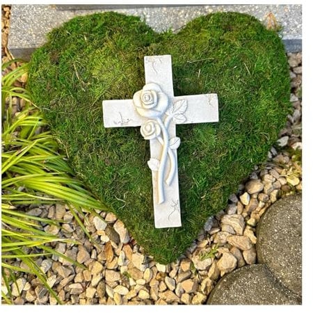 Radami Grabgesteck Grabschmuck Gesteck Trauerherz Grab Moosherz Grabherz Grabaufleger 30 cm mit Kreuz