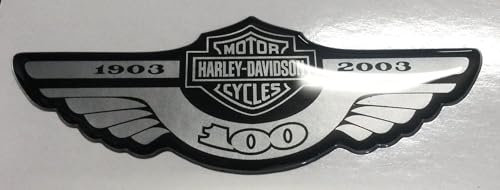 Stemma logo decal compatibile con HARLEY D. Centenario 1903-2003, SILVER, coppia adesivi resinati dimensioni 100mm x 37mm, effetto 3D. Per SERBATOIO o CASCO. Colore: argento