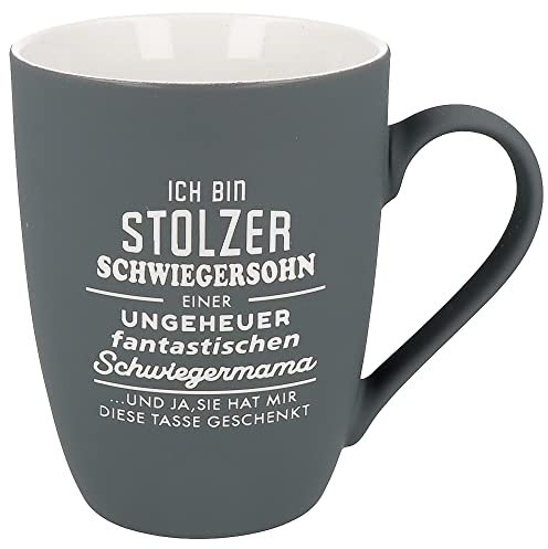 Spruchreif | Soft-Touch Tasse Grau Stolzer Schwiegersohn/Schwiegermama – Beidseitig gravierte Tasse mit Spruch | Persönliches Geschenk für Schwiegermutter