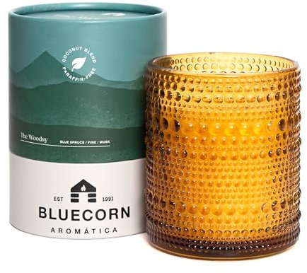 Bluecorn Candles Aromática The Woodsy Duftkerze für Zuhause, alpininspirierte Kokoswachskerze mit blauer Fichte und Kiefer, bernsteinfarbenes Glas mit 55 Stunden Brenndauer, Aromatherapie, Geschenk,