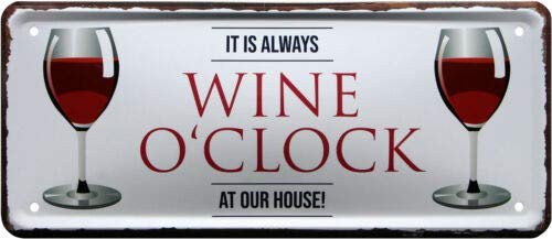 WOGEKA ART Retro Blechschild - It is always Wine o`clock at our house - witziger Spruch als Geschenk-Idee zum Geburtstag Weihnachten Dekoration 28x12 cm Vintage-Design Metall 1988