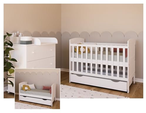 Kiki Design Gitterbett Babybett und Kinderbett mit Matratze, Schublade, Zahnschienen, 2 herausnehmbare Sprossen Holz und höhenverstellbar Weiß, umbaubar zum Juniorbett