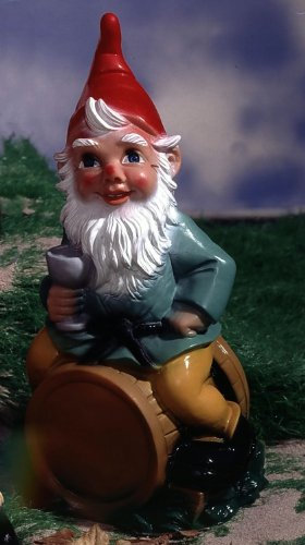 Gartenzwerg auf Weinfass, ca. 28 cm hoch, PVC