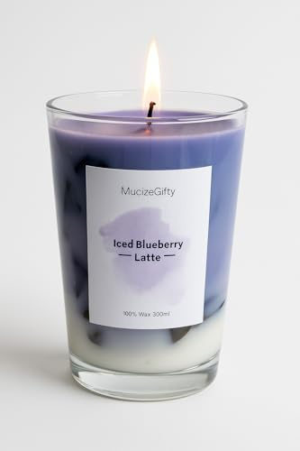 MucizeGifty Iced Blueberry Latte Duftkerze – Duft nach Blaubeere & Vanillemilch – Handgemacht im 330ml Glas – Soja & Gelwachs