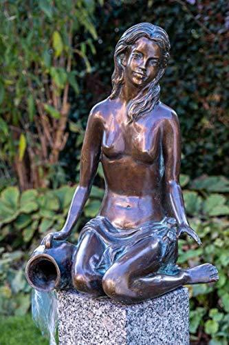 IDYL Rottenecker Bronze-Skulptur Jasmin wasserspeiend | 41x30x24 cm | Wasserspucker handgefertigt | Garten- oder Teich-Dekoration | Hochwertiges Kunsthandwerk | Wetterfest