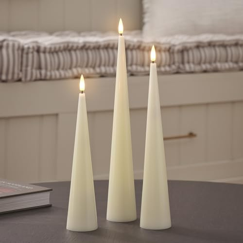Lights4fun 3er-Set TruGlow® Kegelförmige Kerzen aus Echtwachs | Warmweiße flackernde LEDs | mit Fernbedienung & 6h Timer | Batteriebetrieben | Deko Frühjahr für Tisch & Wohnbereich | Elfenbeinfarben