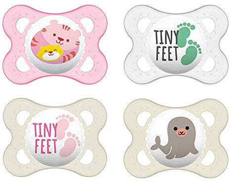 MAM Skin Soft Silikon Schnuller // 0-6 Mo. Girl // 4er Set // inkl. 2 Sterilisiertrasportboxen