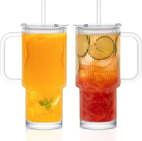 KEMORELA 2 Stück 768ml Glasbecher mit Henkel, Deckel & Strohhalm – Gerippte Trinkgläser aus dickem Glas, Großes Glas für Eiskaffee, Latte, Matcha, Smoothies & Säfte