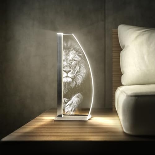 Luverre Tischlampe | LED-Leuchte | Glas-Leuchte mit Gravur für Nachttisch, Kommode, Wohnzimmer | Tiere, Löwe (King Lion, Segel | silber)