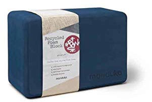 Manduka Bloque de yoga de espuma reciclada.