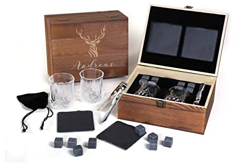 FORYOU24 Whisky Geschenk Box aus Holz mit Gravur des Namens Motiv Hirsch I 2 Whiskeygläser I 2 Schiefer-Untersetzer I 8 Kühlsteine + Zange I Geschenk für Männer I Geschenkidee