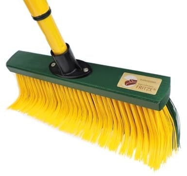 Fritze® Krallenbesen Hof & Garten 35 cm mit Stiel | Abgewinkelte Borsten für Laub, Nadeln und Sand, geeignet für Pflastersteine und Gartenwege, Made in Germany