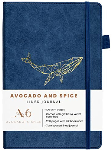 Avocado & Spice A6 Notizbuch Liniert, als Reise-Tagebuch, Notizblock, Journal, A6 Hardcover Tagesplaner mit Geschenkbox & Samtbeutel - mit Lesezeichen, elastischem Band, Stifthalter (Blau, Liniert)