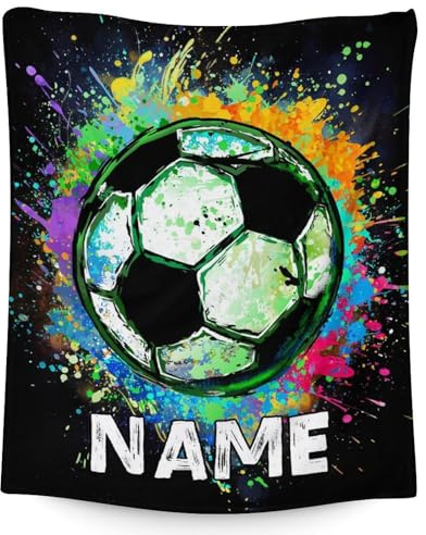 GiftRomance Personalisierte Fußball Kuscheldecke mit Name – 102x76 cm – Weiche Flanelldecke für Jungen & Kinder – Sport Geschenk für Fußballfans – Gemütliche Schwarze Decke für Sofa & Couch​