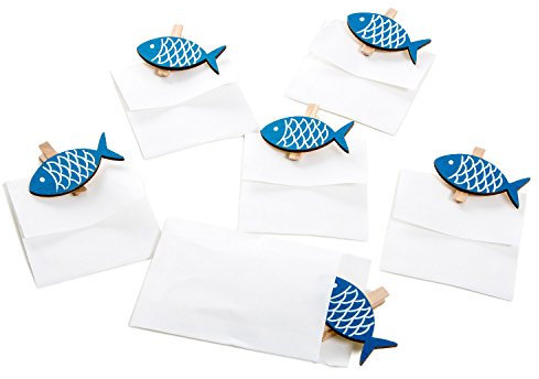 Logbuch-Verlag 12 mini Papiertüten weiß 7,5 x 10 cm + 12 blaue Holz Fische Klammern - maritime Verpackung Mitgebsel Gastgeschenk Taufe Kommunion