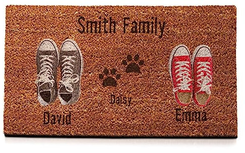 Wanapix | Fußmatte aus Kokosfasern Personalisiert mit Name | Original Türmatte für Innenbereiche | Unterseite | Familien Namen | 2 Schuhe + Haustier