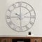 Maxstar Moderne römische Ziffern große Wanduhren,Vintage,Leichtes Tickende Runde Metall stille Wanduhr für Wohnzimmer,Küche,Schlafzimmer,Garten Dekor-Silber 60cm