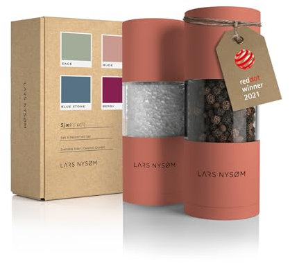 LARS NYSØM Salz und Pfeffer Mühlen Set aus Edelstahl mit einstellbarem Keramik-Mahlwerk 2 Stück I Manuelle Gewürzmühlen mit hochwertigem Design (2 Stk) (Brick Red)