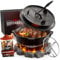 GUSSKÖNIG Dutch Oven Set [8L ] - Eingebrannter Feuertopf mit praktischem Deckelheber und Edelstahl Untersetzer