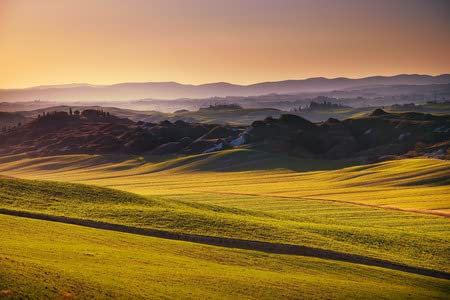 adrium Holz-Bild 90 x 60 cm: Toskana, sanfte Hügel bei Sonnenuntergang. Kreta Senesi ländliche Landschaft und Sonnenlicht. Grüne Felder, ein Bauernhof mit Bä(38549170)