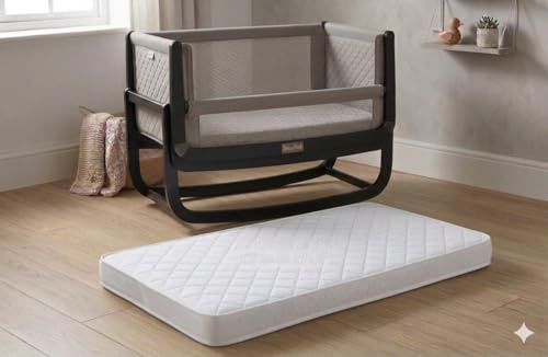 SnuzPod 4 Babybett-Matratze, extra dicke und weiche Schaumstoffmatratze mit antibakterieller, abnehmbarer Bezug, von Experten empfohlene Unterstützung für Neugeborene, Weiß, Größe: 36,5 x 80,5 x 4 cm