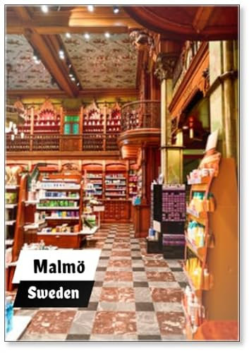 Malmö, Schweden - Historische Apotheker mit Apothekerschränken und Regalen aus Holz im Innenraum im Lejonet Passagen, Malmö, Skane Schweden (3824), Kühlschrankmagnet