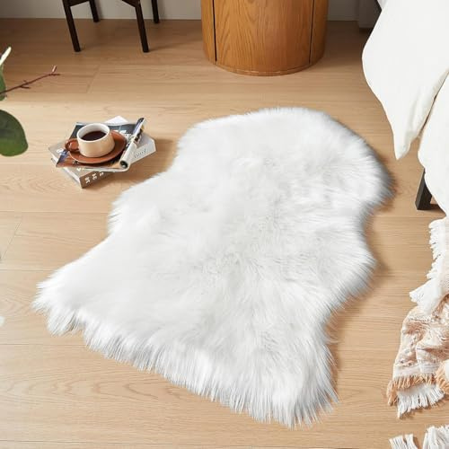 Ruedong Faux Lammfell Kunstfellteppich Weiß 50x80 cm, Flauschiger Kleiner Schaffellteppich, Ultraweiche Matte, Maschinenwaschbare Shag-Matten, Kinderzimmerdecke für Bett, Wohnzimmer, Kinderzimmer