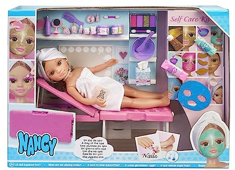 Nancy - Un día de SPA, muñeca con Toalla y Tumbona de SPA, Set para Hacer mascarillas, Maquillaje de Purpurina y Accesorios de Belleza, para niñas y niños a Partir de 3 años, Famosa, (NAC37000)