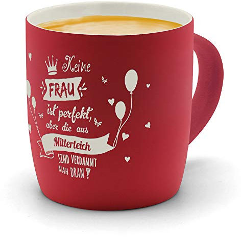 printplanet - Kaffeebecher mit Ort/Stadt Mitterteich graviert - SoftTouch Tasse mit Gravur Design Keine Frau ist Perfekt, aber... - Matt-gummierte Oberfläche - Farbe Rot