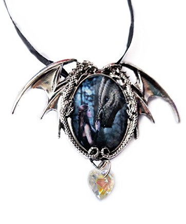Once Upon A Time – Halskette mit Anhänger im ovalen Cabochon-Stil in zweiflügeliger Drachenfassung mit Herz-Stil, künstlicher Kristall-Tropfer, mit Band – Kunstwerk von Anne Stokes, Glas, Kristall