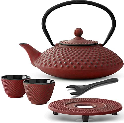 Teekanne asiatisch Gusseisen Set 1.25 Liter - rote Gusskanne mit Henkel & Edelstahl Tee-Filter Sieb-Einsatz für losen Tee & 2 Teebecher (Tassen) & Untersetzer &Deckelheber