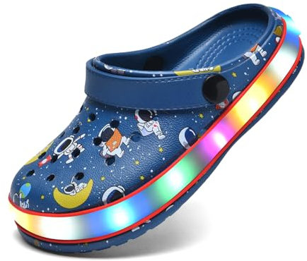 VIYEAR Kinder Jungen Mädchen LED Clogs Süße leichte Sommer Hausschuhe Garden Beach Sandalen, 26 EU, Blauer Astronaut